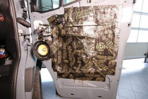 05-la-strada-regent-s-ground-zero-alubutyl-848-1200-1000-80-855-1600-1000-80 La Strada Regent S Türdämmung und Tief-Mittelton-Lautsprecher