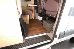 06-hymercar-grand-canyon-s-subwoofer-bass-827-1200-1000-80-857-1600-1000-80 Subwoofer hinter dem Beifahrersitz eines Grand Canyon S