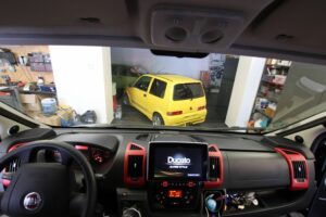 10-carthago-malibu-soundsystem-ducato-alpine-875-1600-1000-80 Alpine Navigationsradio, sowie Mittel- und Hochtöner in einem Malibu auf Ducato Basis