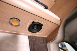 11-carthago-malibu-lautsprecher-hinten-876-1600-1000-80 Morel Lautsprecher über der Sitzgruppe eines Carthago Malibu Wohnmobils