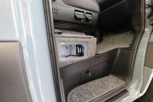 11-la-strada-regent-s-dsp-verstaerker-853-1200-1000-80-860-1600-1000-80 DSP Endstufe unter dem Beifahrersitz eines Wohnmobils auf Sprinter Basis