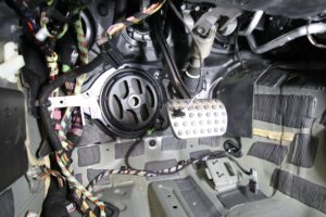 05_mercedes_w205_match_subwoofer_fahrer Match Subwoofer im Fahrerfußraum einer Mercedes C-Klasse W205