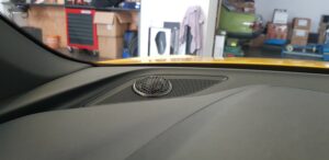 06_audi_tt_8s_high_end_hochtoener Ground Zero High End Hochtöner auf dem Armaturenbrett eines Audi TT 8S