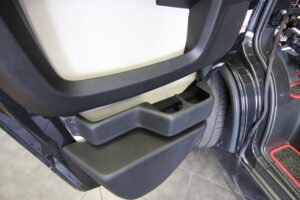 06_carthago_malibu_jehnert_becherhalter_ducato Subwoofer in der Tür eines Malibu Wohnmobils auf Ducato Basis