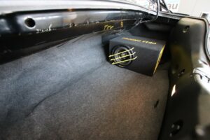 09_ford_mustang_v_subwoofer Subwoofer Kiste im Kofferraum eines Mustangs