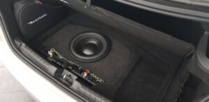 10_maserati_ghibli_subwoofer Subwoofer und DSP Endstufen in der Reserveradmulde eines Maserati