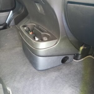 3 Wohnmobil Pössl Summit subwoofer Unauffälliger und Platz sparender Subwoofer unter dem Becherhalter eines Wohnmobils auf Ducato Basis