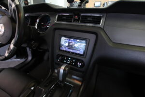 Ford Mustang V Alpine Moniceiver mit Apple CarPlay und Android Auto