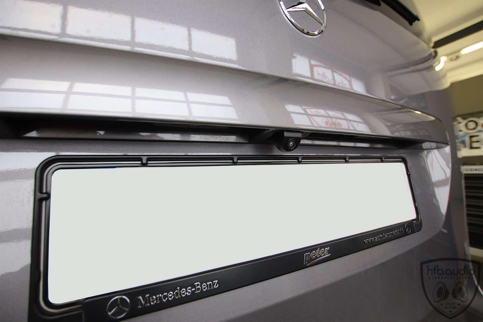 Nachrüstung einer Rückfahrkamera in einer Mercedes T-Klasse W420 über dem Nummernschild