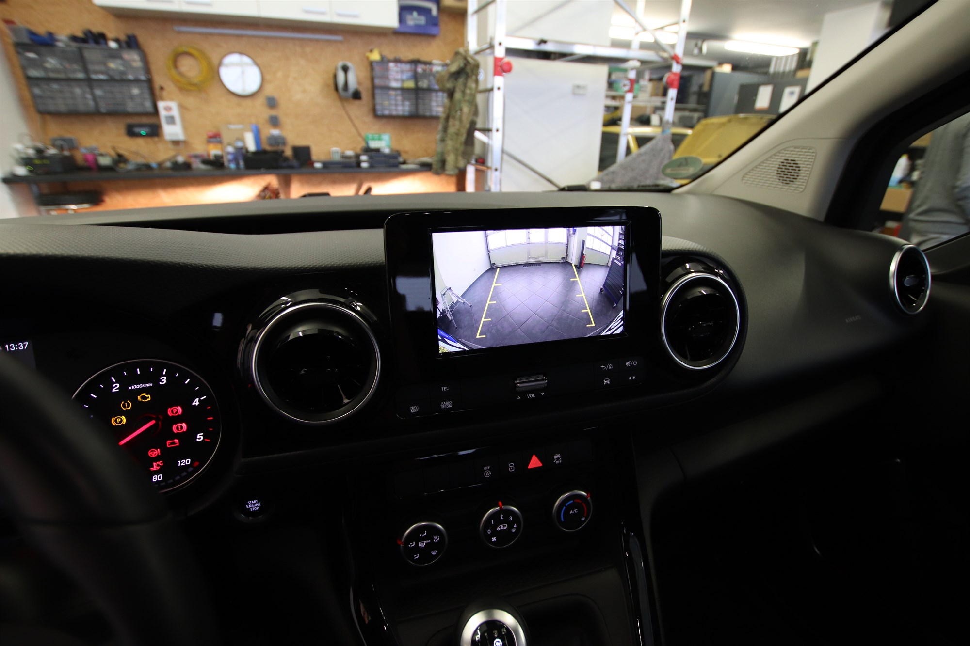Nachrüstung einer Rückfahrkamera in einer Mercedes T-Klasse W420 am originalen MBUX Monitor