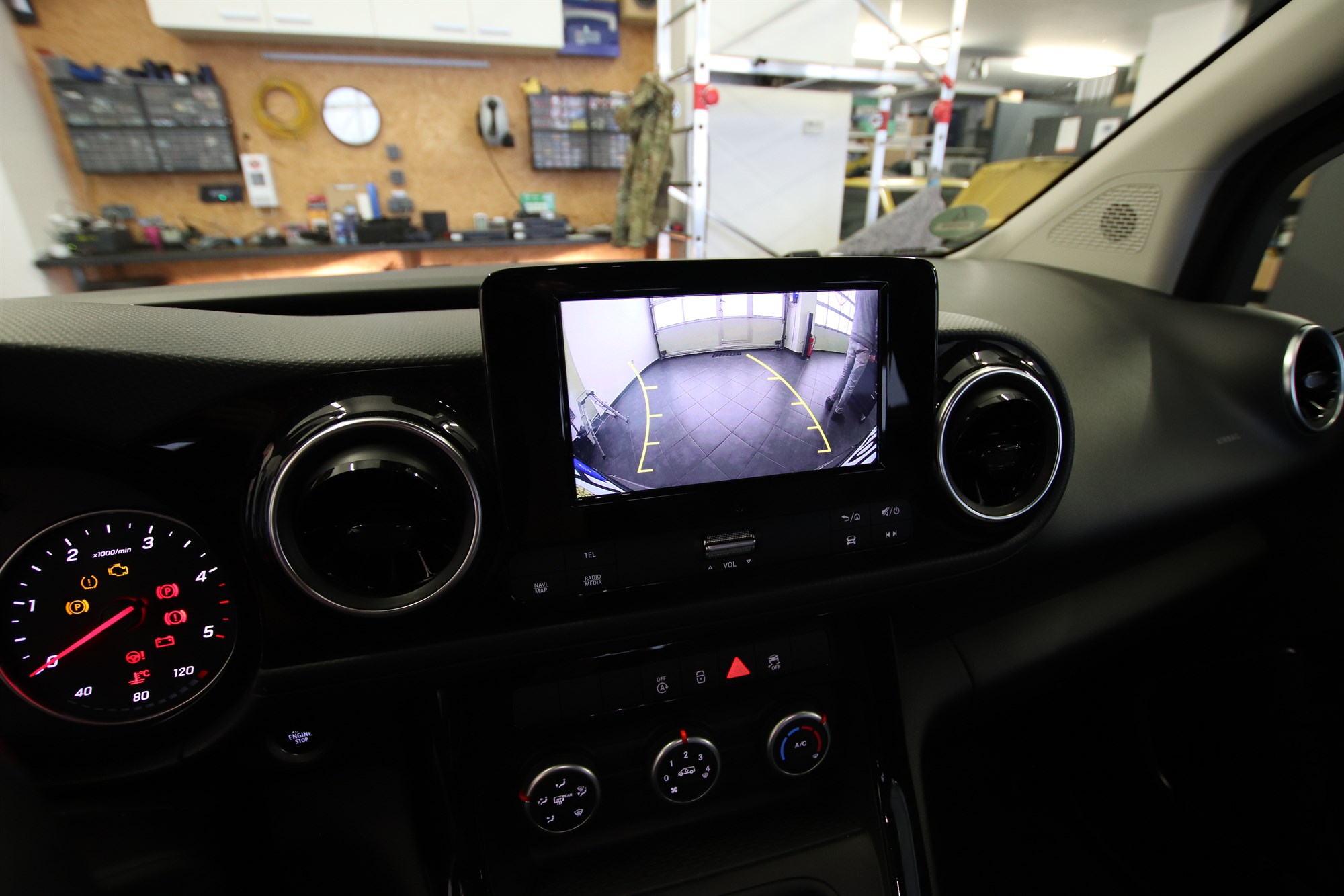 Nachrüstung einer Rückfahrkamera in einer Mercedes T-Klasse W420 am originalen MBUX Monitor