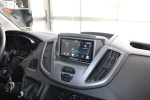 Autoradio-Umrüstung im Ford Transit aus 2017 - Jetzt mit Apple Carplay, Android Auto, USB, DAB+ us.w.