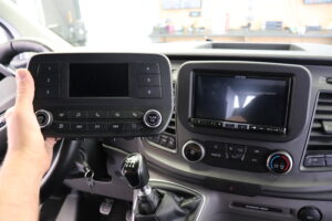 Autoradio-Umrüstung im Ford Transit aus 2021 - Jetzt mit Apple Carplay, Android Auto, USB, DAB+ us.w. Vergleich: altes gegen neues Radio